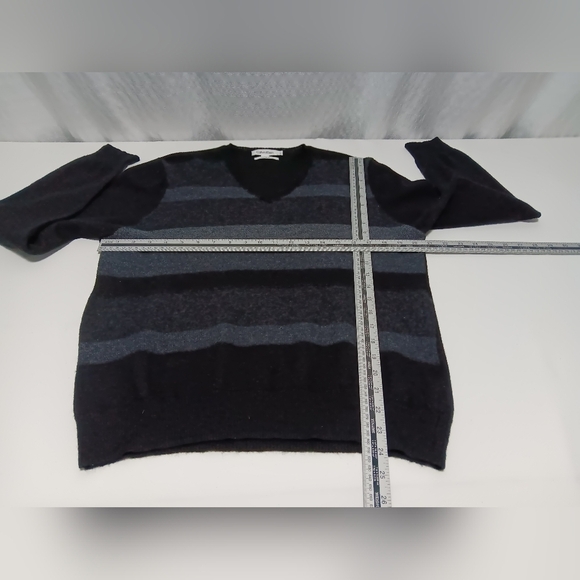 Calvin Klien v neck 💯 Extra Fine Merino wool Ladies Sweater.  Size L - Picture 5 of 8